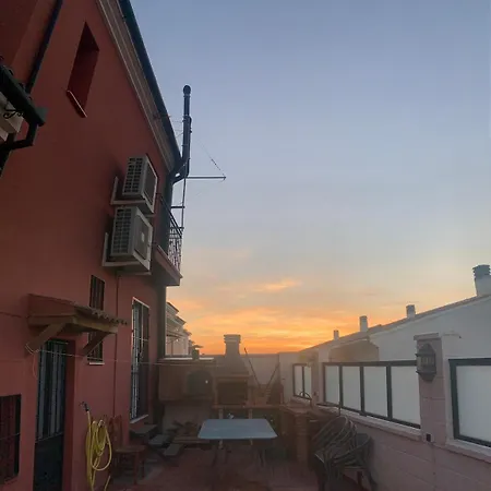 Basement With Barbecue And Patio 펜션 론다