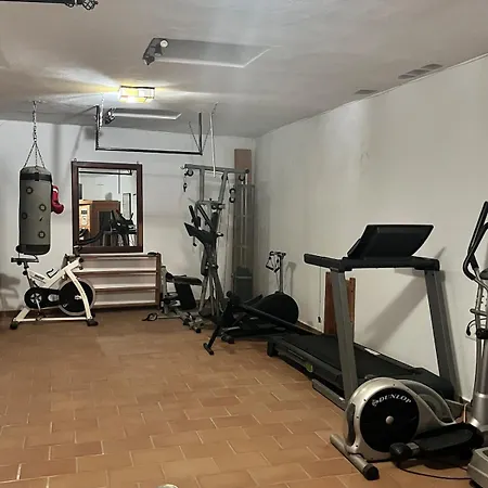 Basement With Barbecue And Patio 펜션 론다